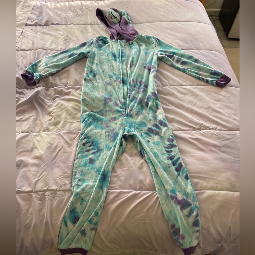 Pajamas for a girl 6 or 7 years old. Purple, light green and blue color.